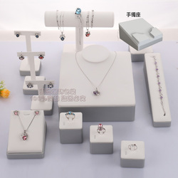 珠寶展示的藝術 漫誠黑色繡花項鏈盤，細節處彰顯專業魅力